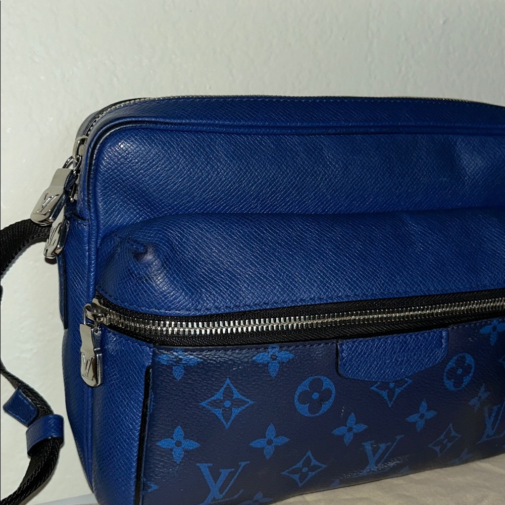 Louis Vuitton blue outdoor messenger
Crossbody bag dust bag, authenticity card